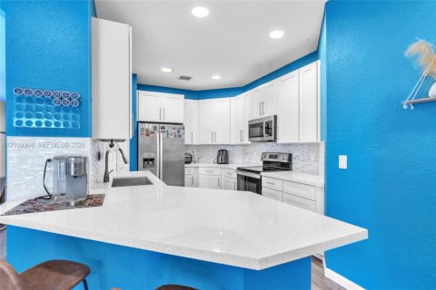 House in Weston, Florida 3 bedrooms, 144.83 sq.m. № 2068390 - photo 12