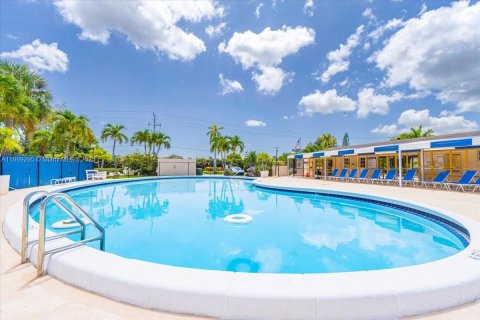 Townhouse in Margate, Florida 3 bedrooms, 140.47 sq.m. № 1759035 - photo 23