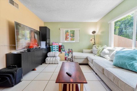 Townhouse in Margate, Florida 3 bedrooms, 140.47 sq.m. № 1759035 - photo 17