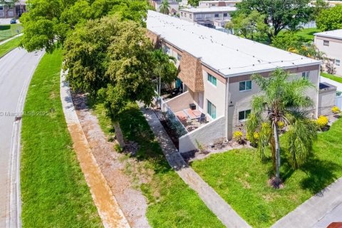 Townhouse in Margate, Florida 3 bedrooms, 140.47 sq.m. № 1759035 - photo 21