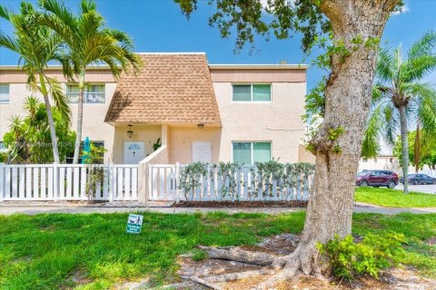 Townhouse in Margate, Florida 3 bedrooms, 140.47 sq.m. № 1759035 - photo 20