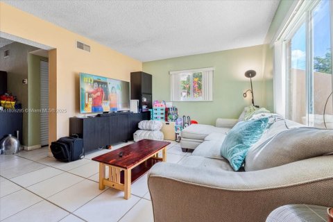 Townhouse in Margate, Florida 3 bedrooms, 140.47 sq.m. № 1759035 - photo 16