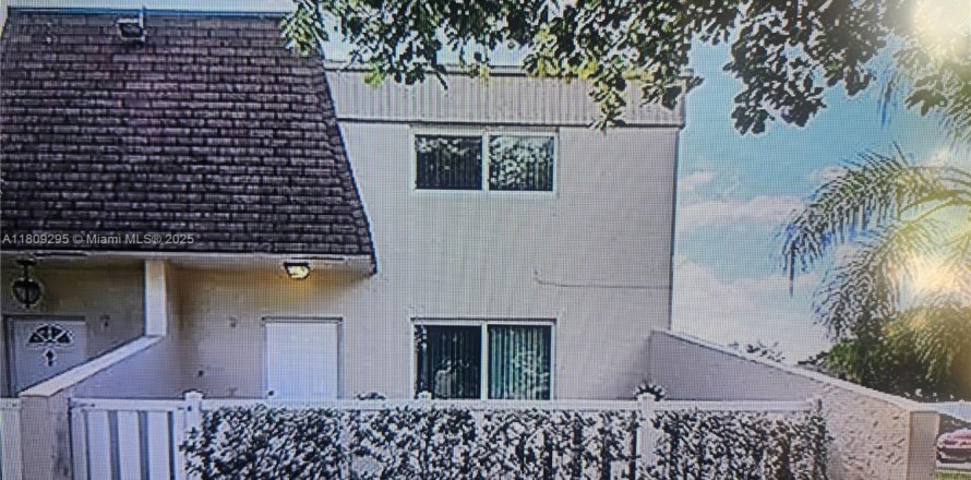 Townhouse in Margate, Florida 3 bedrooms, 140.47 sq.m. № 1759035