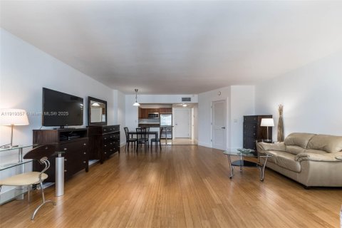 Condo in Miami Beach, Florida  № 2053077 - photo 9