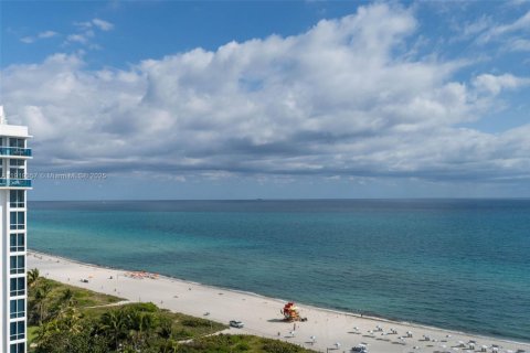 Condo in Miami Beach, Florida  № 2053077 - photo 2