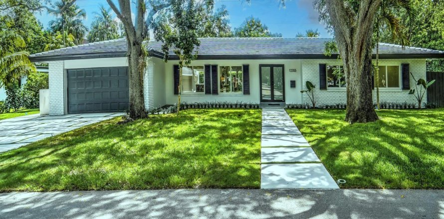 House in Pinecrest, Florida 4 bedrooms, 223.71 sq.m. № 2185664