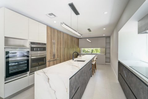 House in Pinecrest, Florida 4 bedrooms, 223.71 sq.m. № 2185664 - photo 10