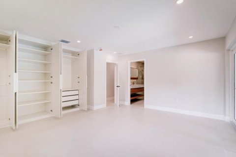 House in Pinecrest, Florida 4 bedrooms, 223.71 sq.m. № 2185664 - photo 17