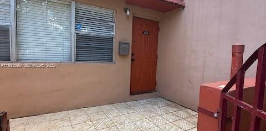 Adosado en Lauderhill, Florida 3 dormitorios, 114.92 m2 № 1984058