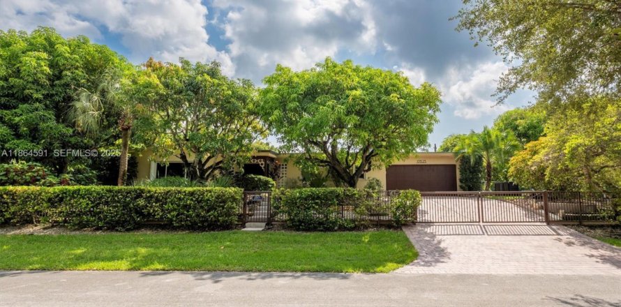 Villa ou maison à Palmetto Bay, Floride 4 chambres, 183.67 m2 № 1892896