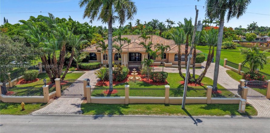 Casa en Miami, Florida 8 dormitorios, 563.73 m2 № 1806332
