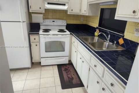 Condo in Lauderhill, Florida, 2 bedrooms  № 1857483 - photo 2