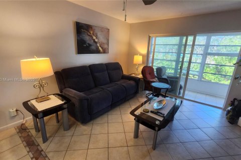 Condo in Lauderhill, Florida, 2 bedrooms  № 1857483 - photo 11