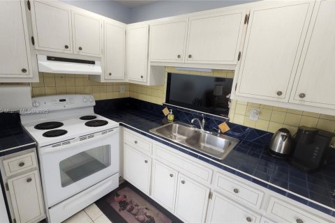 Condo in Lauderhill, Florida, 2 bedrooms  № 1857483 - photo 4