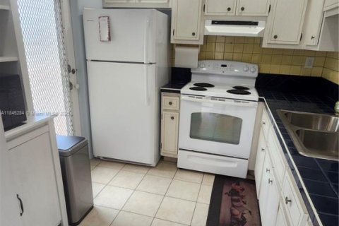 Condo in Lauderhill, Florida, 2 bedrooms  № 1857483 - photo 1