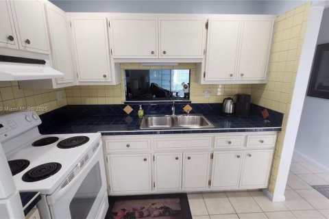 Condo in Lauderhill, Florida, 2 bedrooms  № 1857483 - photo 3