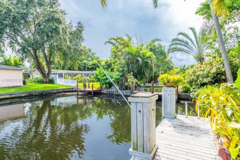 House in Oakland Park, Florida 3 bedrooms, 104.52 sq.m. № 2082784 - photo 6