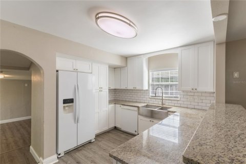 House in Tampa, Florida 3 bedrooms, 128.02 sq.m. № 2222718 - photo 5