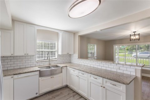 House in Tampa, Florida 3 bedrooms, 128.02 sq.m. № 2222718 - photo 6