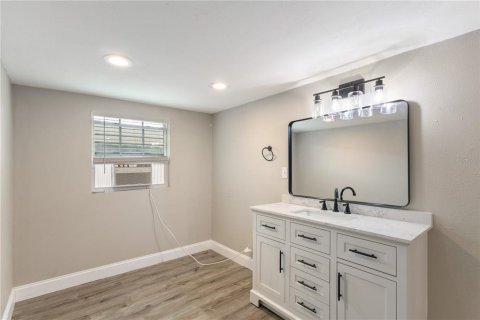 House in Tampa, Florida 3 bedrooms, 128.02 sq.m. № 2222718 - photo 12