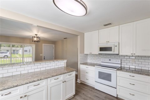 House in Tampa, Florida 3 bedrooms, 128.02 sq.m. № 2222718 - photo 7