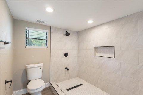 House in Tampa, Florida 3 bedrooms, 128.02 sq.m. № 2222718 - photo 11