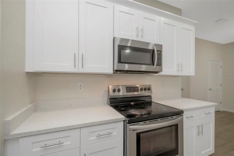 House in Tampa, Florida 5 bedrooms, 207.82 sq.m. № 2216360 - photo 19