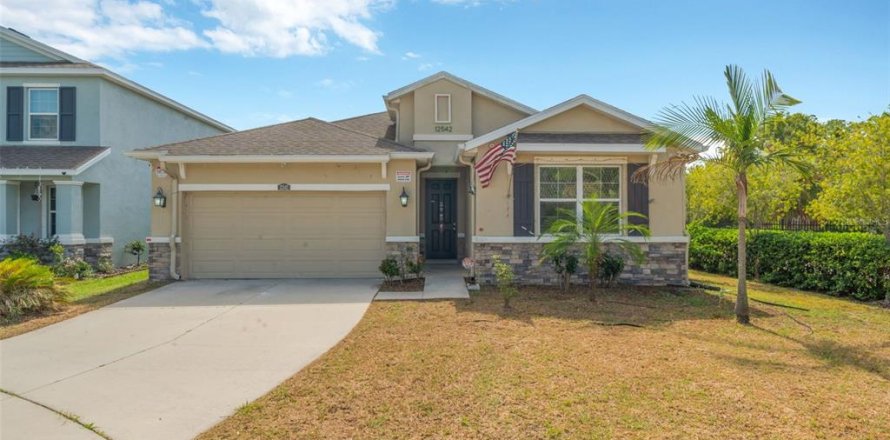 House in Tampa, Florida 5 bedrooms, 207.82 sq.m. № 2216360
