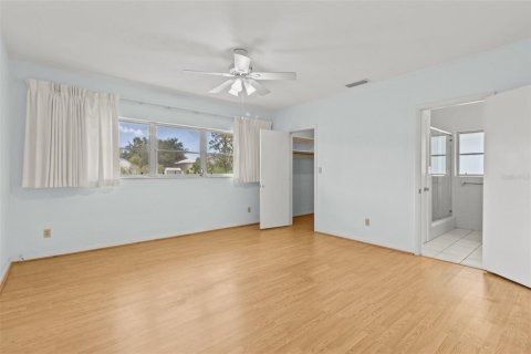 House in Seminole, Florida 4 bedrooms, 209.59 sq.m. № 1893944 - photo 24