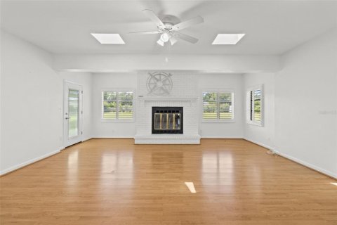 House in Seminole, Florida 4 bedrooms, 209.59 sq.m. № 1893944 - photo 13