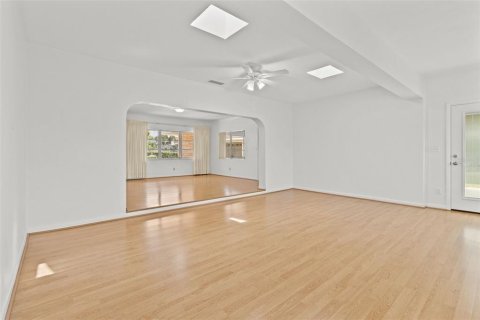 House in Seminole, Florida 4 bedrooms, 209.59 sq.m. № 1893944 - photo 10