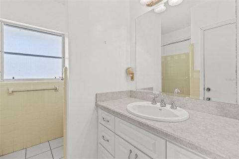House in Seminole, Florida 4 bedrooms, 209.59 sq.m. № 1893944 - photo 29