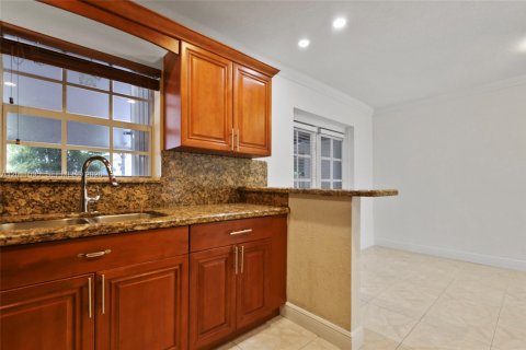Villa ou maison à vendre à Miami, Floride: 5 chambres № 2075377 - photo 10
