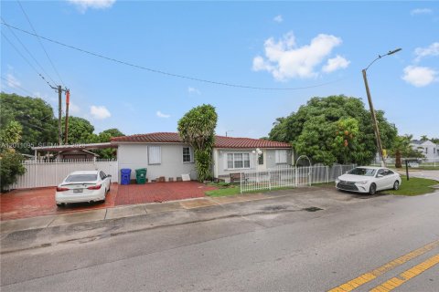 Villa ou maison à vendre à Miami, Floride: 5 chambres № 2075377 - photo 4