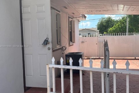 Villa ou maison à vendre à Miami, Floride: 5 chambres № 2075377 - photo 29