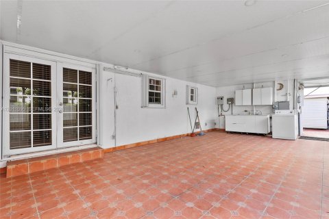 Villa ou maison à vendre à Miami, Floride: 5 chambres № 2075377 - photo 17