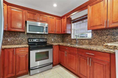 Villa ou maison à vendre à Miami, Floride: 5 chambres № 2075377 - photo 9