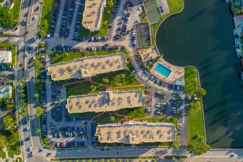Condo in Hallandale Beach, Florida, 1 bedroom  № 1696568 - photo 22