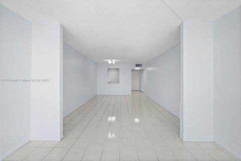 Condo in Hallandale Beach, Florida, 1 bedroom  № 1696568 - photo 17