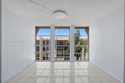 Condo in Hallandale Beach, Florida, 1 bedroom  № 1696568 - photo 16