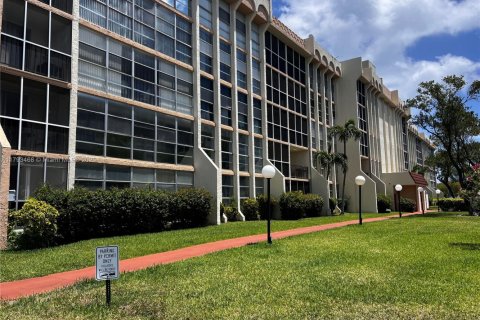 Condo in Hallandale Beach, Florida, 1 bedroom  № 1696568 - photo 1
