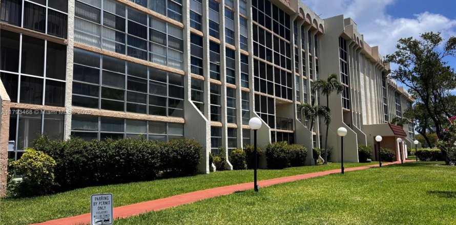 Condo in Hallandale Beach, Florida, 1 bedroom  № 1696568