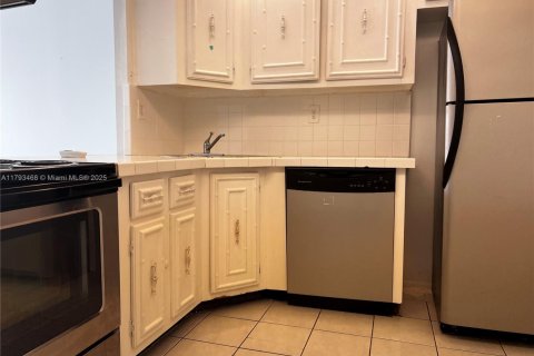Condo in Hallandale Beach, Florida, 1 bedroom  № 1696568 - photo 5
