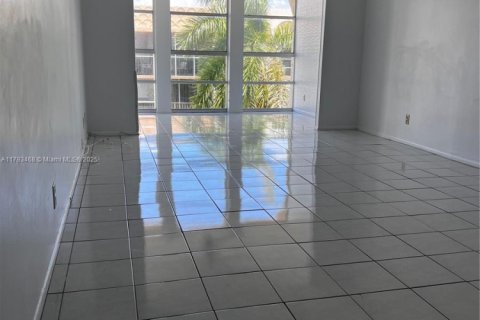 Copropriété à louer à Hallandale Beach, Floride: 1 chambre, 76.18 m2 № 1696568 - photo 4