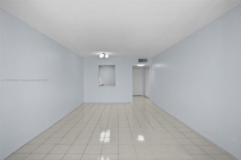 Condo in Hallandale Beach, Florida, 1 bedroom  № 1696568 - photo 18