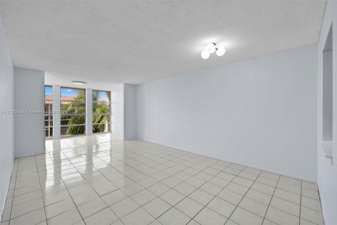 Condo in Hallandale Beach, Florida, 1 bedroom  № 1696568 - photo 15