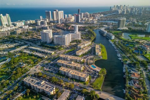 Condo in Hallandale Beach, Florida, 1 bedroom  № 1696568 - photo 23