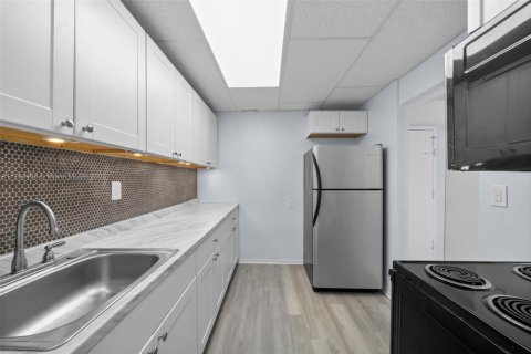 Condo in Hallandale Beach, Florida, 1 bedroom  № 1696568 - photo 13