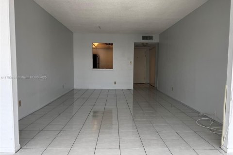 Condo in Hallandale Beach, Florida, 1 bedroom  № 1696568 - photo 3
