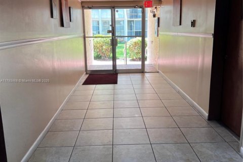 Condo in Hallandale Beach, Florida, 1 bedroom  № 1696568 - photo 12